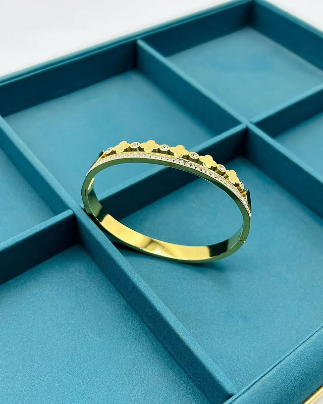 GOLDEN VANCLEEF BRACELET