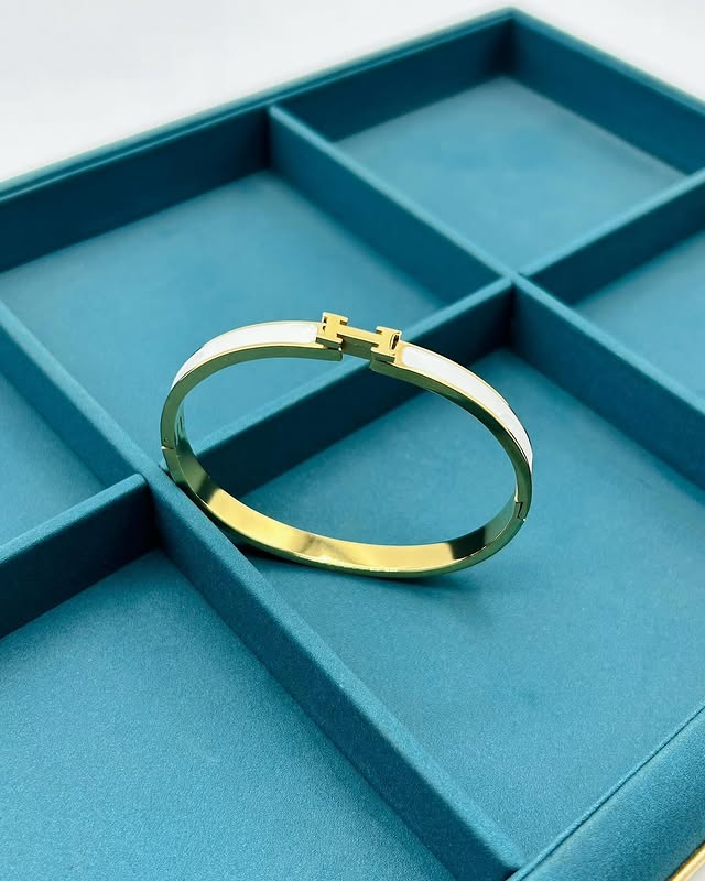 WHITE H BRACELET