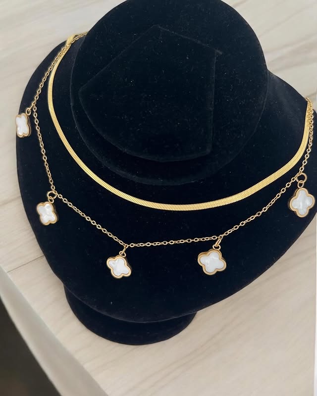WHITE STONED NECKLACE