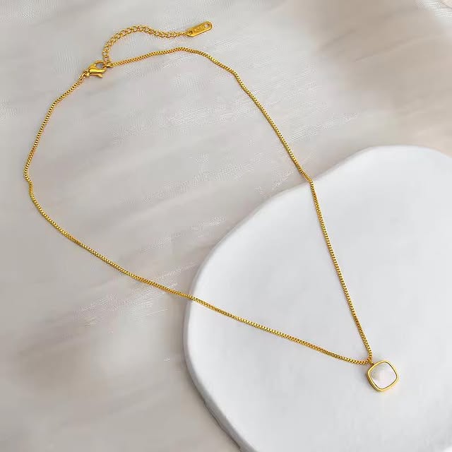 SLEEK WHITE STONE NECKLACE