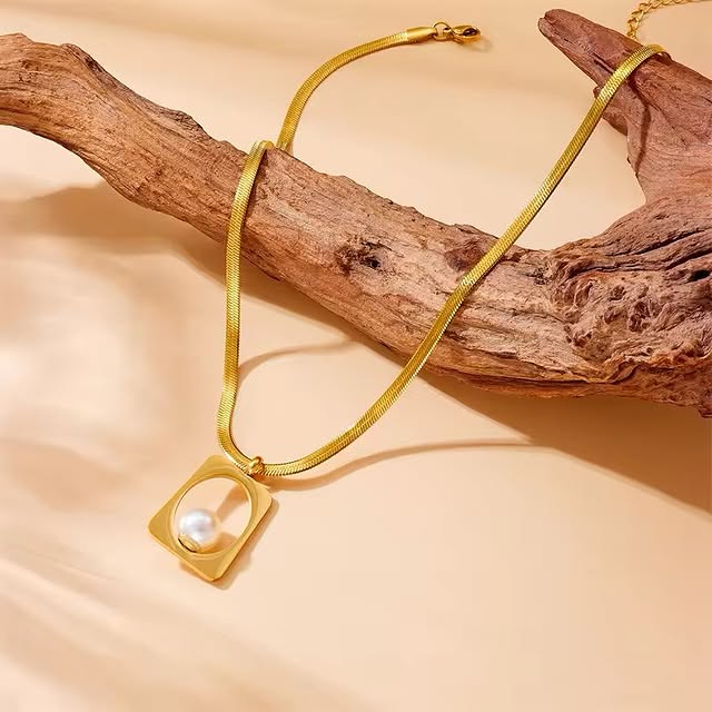 GOLDEN AURA PEARL NECKLACE